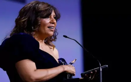 كوثر بن هنية تتسلم جائزة الأسد الفضي عن فيلمها “صوت هند رجب” في فينيسيا السينمائي