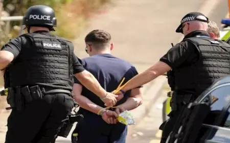 حملوا لافتات مدون عليها أنا أعارض الإبادة الجماعية.. توقيف 425 شخصا خلال تظاهرة دعم لفلسطين في بريطانيا