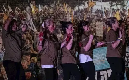 آلاف الإسرائيليين يتظاهرون مطالبين بالتوصل إلى اتفاق.. و”أسطول الصمود العالمي” يؤجّل إبحاره إلى غزة