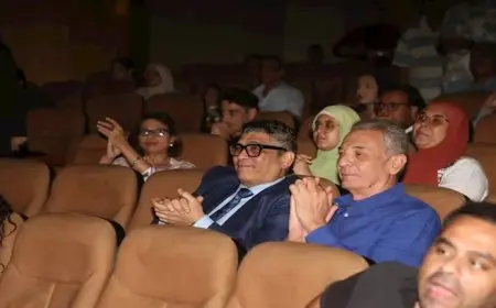 المسرح التجريبي.. علاء عبدالسلام ومحمود حميدة يشاهدان “رماد من زمن الفتونة” لـ”فرسان الشرق”