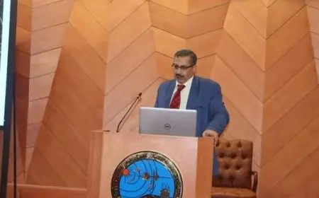 رئيس البحوث الفلكية: لا مخاطر صحية بسبب متابعة ظاهرة الخسوف.. كل الناس تبص على القمر عادي