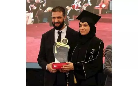 فيديو| الشرع يحضر حفل تخرج زوجته من جامعة إدلب