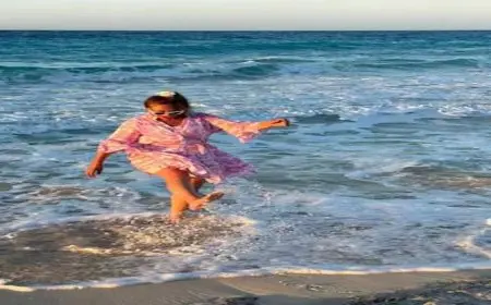 “بفستان قصير”.. أحدث جلسة تصوير لـ ليلى علوي وهي تلعب مع أمواج البحر
