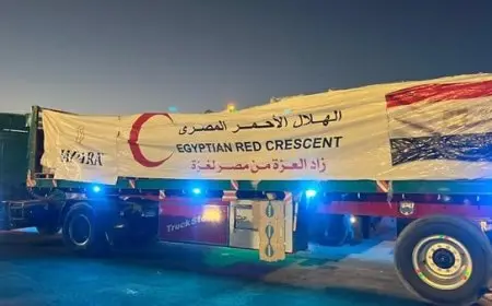 الهلال الأحمر المصري يدفع بنحو 99 ألف سلة غذائية عبر قافلة زاد العزة الـ32 إلى أهالي غزة