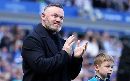 روني يكشف: طالبت بإزالة صورة أسطورة ليفربول من غرفتي مع إنجلترا