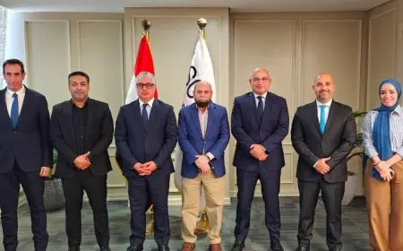 باستثمارات 35.2 مليون دولار.. رئيس اقتصادية قناة السويس يوقع عقد مشروع باكستاني للملابس الرياضية