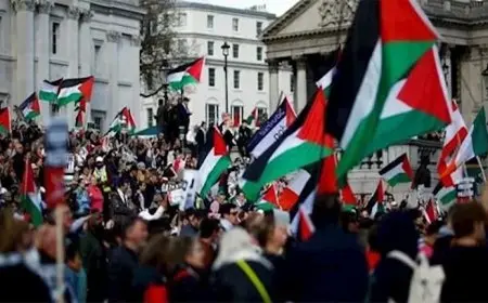 متظاهرون يلعبون كرة القدم بـ”رأس نتنياهو”.. فيديو