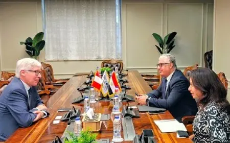 رئيس اقتصادية قناة السويس يبحث مع سفير بيرو الفرص الاستثمارية المتاحة