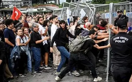 احتجاجات وحجب مواقع التواصل الاجتماعي.. ماذا يحدث في تركيا؟ (صور- فيديو)