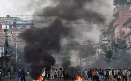 بسبب فيسبوك.. متظاهرون يشعلون النيران بمنزل رئيس الحكومة في نيبال