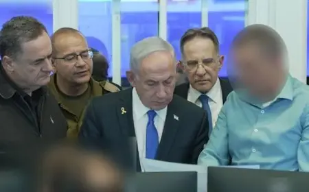 نتنياهو يتابع الضربة على قطر من داخل غرفة عمليات (صورة)