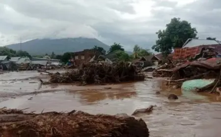 وفاة 15 شخصا وفقدان 6 جراء فيضانات مفاجئة في إندونيسيا