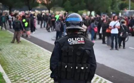 اعتقال 500 شخص في احتجاجات مناهضة للتقشف بفرنسا مع أداء رئيس الوزراء الجديد اليمين