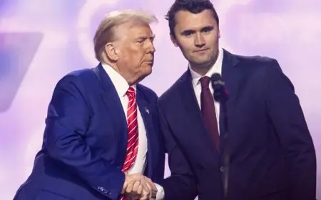 ترامب يأمر بتنكيس الأعلام في أنحاء الولايات المتحدة حدادا على الناشط اليميني تشارلي كيرك