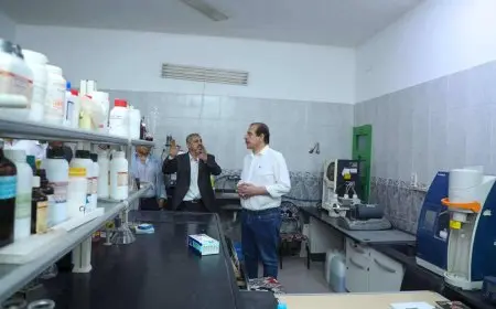 نائب وزير الصحة يعقد اجتماعا مع مديري المنشآت الصحية بالوادي الجديد ويتفقد المعمل الإقليمي المشترك