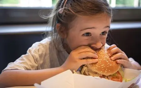 مع اقتراب الدراسة.. كيف تدفع الوجبات السريعة أطفال العالم نحو السمنة أكثر من نقص الوزن؟