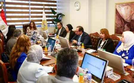 وزيرة التنمية المحلية ومحافظ القليوبية يشهدان توقيع عقد تقديم خدمات الجمع ونظافة الشوارع بأحياء شبرا الخيمة والخصوص