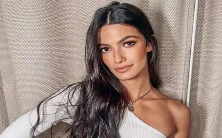 تارا عماد تتألق بفستان لامع وفيونكات بيضاء تضفي لمسة طفولية