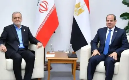 السيسي يبحث مع الرئيس الإيراني تعزيز العلاقات والتنسيق الإقليمي خلال لقائهما على هامش قمة الدوحة