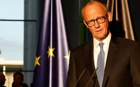 المستشار الألماني يغالب دموعه وهو يتحدث عن جرائم النازيين بحق اليهود