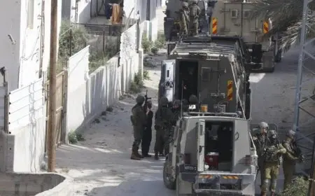 جيش الاحتلال الإسرائيلي يصيب فلسطينيا ويعتقل آخرين في الضفة الغربية