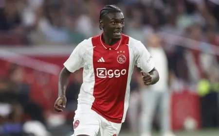 موهبة آياكس يشعل صراعا بين 5 كبار في أوروبا