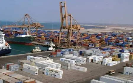 الجيش الإسرائيلي يطالب بإخلاء ميناء الحديدة استعدادًا لمهاجمته