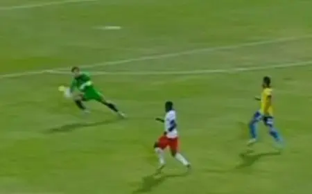 على طريقة عواد.. حارس يتصدى للكرة من خارج منطقة الجزاء بالدوري السعودي