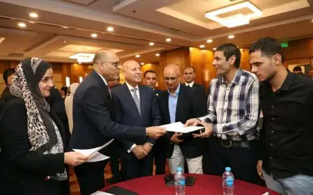 وزير العمل ومحافظ القاهرة يسلمان 100 عقد عمل جديد لذوي الهمم