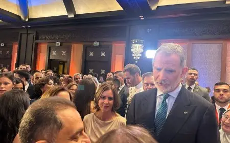 أشعر بكِ جدا.. ملك إسبانيا ينزل من المنصة ليصافح سيدة فلسطينية ويتحدث عن غزة