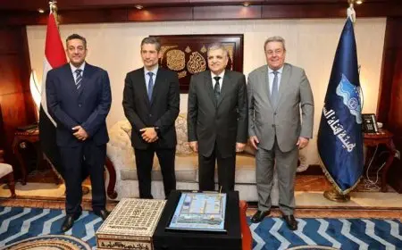 رئيس هيئة قناة السويس يبحث مستجدات العمل فى جمع المخلفات الصلبة من السفن