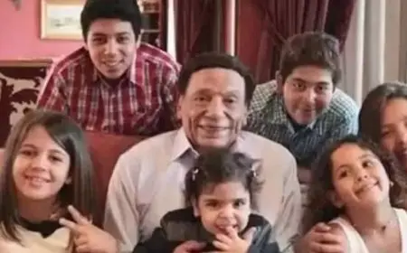 بعد ظهوره مع أكرم السعدني.. 20 صورة للزعيم عادل إمام مع عائلته