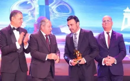 عمرو محمود ياسين يتسلم تكريم والده في مهرجان بورسعيد السينمائي