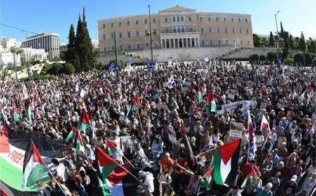 من معبد أكروبوليس.. محتجون يونانيون يتضامنون مع فلسطين
