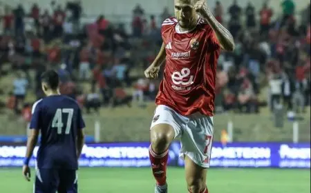 تريزيجيه يحتفل بجائزة رجل المباراة مع جماهير الأهلي.. ويهديهم قميصه