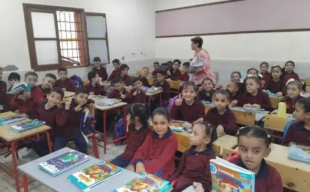 التعليم: تسليم الكتب الدراسية للطلاب مع بداية العام الدراسي