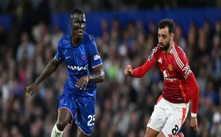 مانشستر يونايتد يستضيف تشيلسي في قمة الدوري الإنجليزي