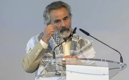 الممثل الإسباني إدوارد فرنانديز بكوفية فلسطينية على مسرح مهرجان سينمائي: أي إنسان لا يُصدم من إبادة غزة يعاني مشكلة في إنسانيته