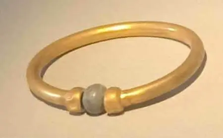 وزير السياحة والآثار: تراخ وثقة زائدة وراء سرقة أسورة المتحف المصري.. ولا توجد كاميرات بمركز الترميم