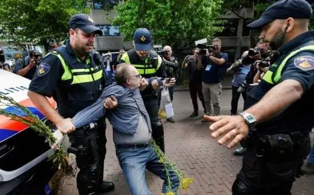 مهاجمة الشرطة في مظاهرة بهولندا تطالب بقواعد لجوء أكثر صرامة