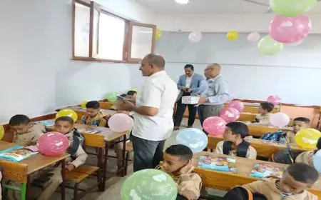 بهجة وألوان.. هدايا وبالونات ترحب بالطلاب في أول أيام الدراسة ببني سويف