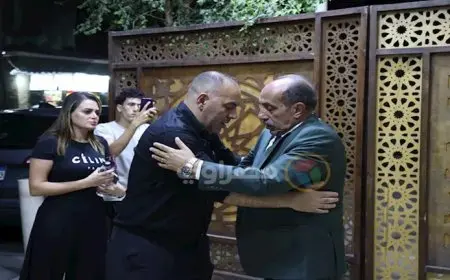 توافد نجوم الفن.. أحمد صيام يستقبل المعزين في وفاة شقيقته