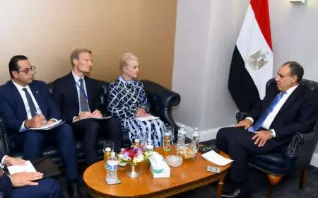 وزير الخارجية يبحث مع مديرة برنامج الغذاء العالمي الأمن الغذائي وجهود الإغاثة في غزة
