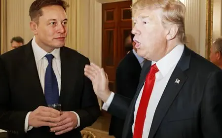 إيلون ماسك يتبادل الحديث مع ترامب في حفل تأبين تشارلي كيرك