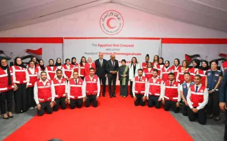 تسليم مساعدات جديدة لغزة خلال زيارة للرئيس السنغافوري إلى الهلال الأحمر المصري