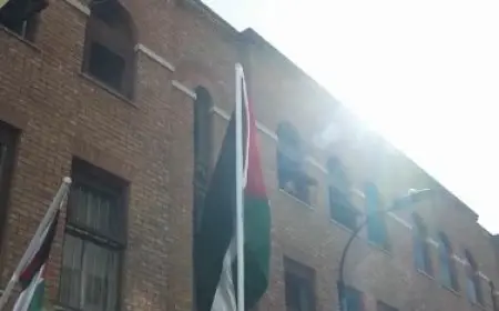 رفع علم فلسطين على مبنى البعثة الفلسطينية في لندن