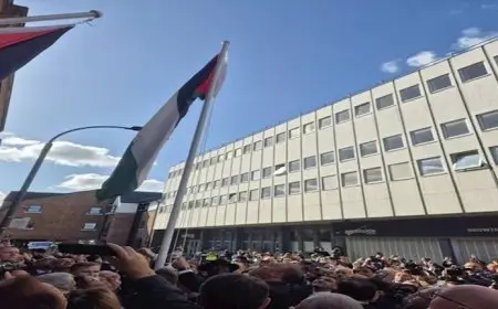 رفع العلم الفلسطيني فوق مبنى السفارة في لندن (صورة)