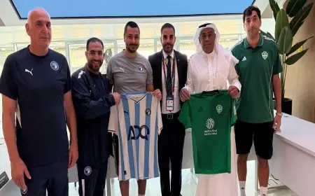 بيراميدز والأهلي السعودي يتبادلان الهدايا التذكارية