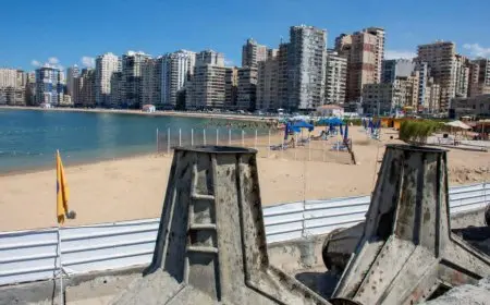 بطول كيلو مترين.. وزير الري يتفقد أعمال حماية ساحل الإسكندرية