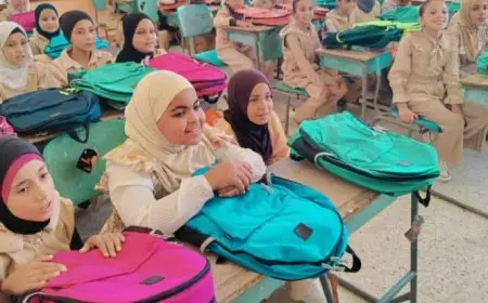 تعليم الفيوم توزيع 559 حقيبة مدرسية بمدرسة سيدنا الخضر بيوسف الصديق